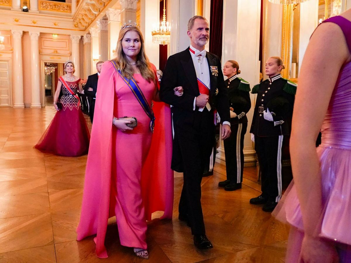 Foto: Amalia de Holanda y el rey Felipe. (Captura TV2)