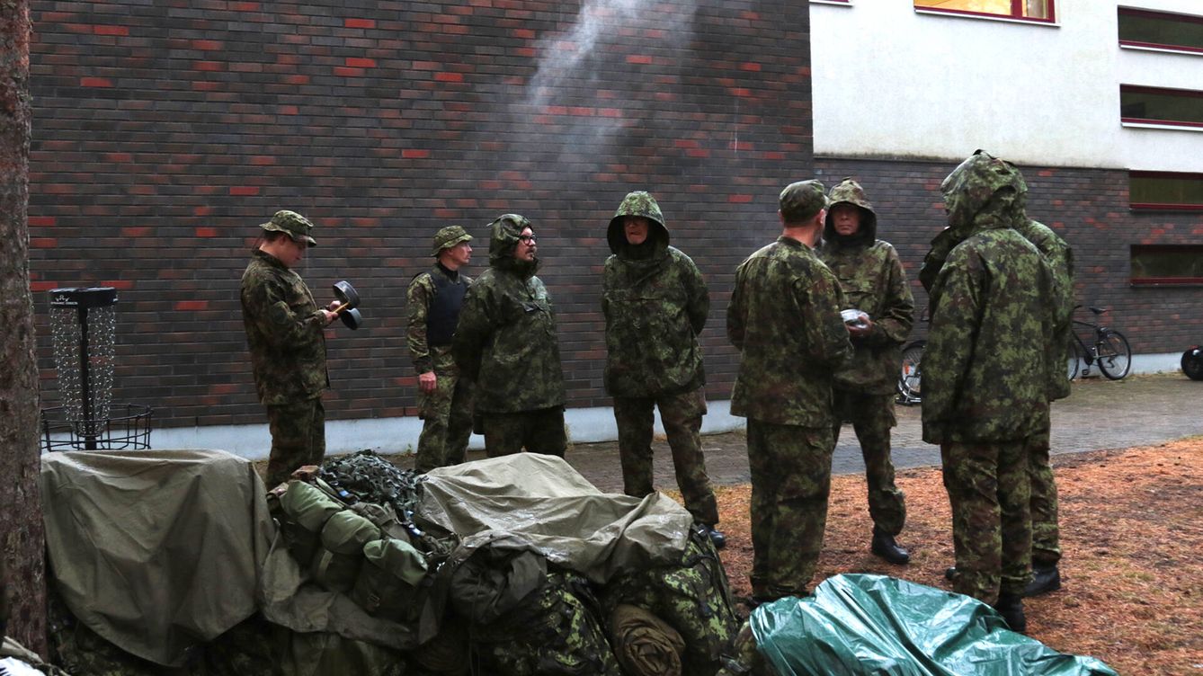 Foto: Los voluntarios se preparan para finalizar su entrenamiento militar. (Mónica Redondo)