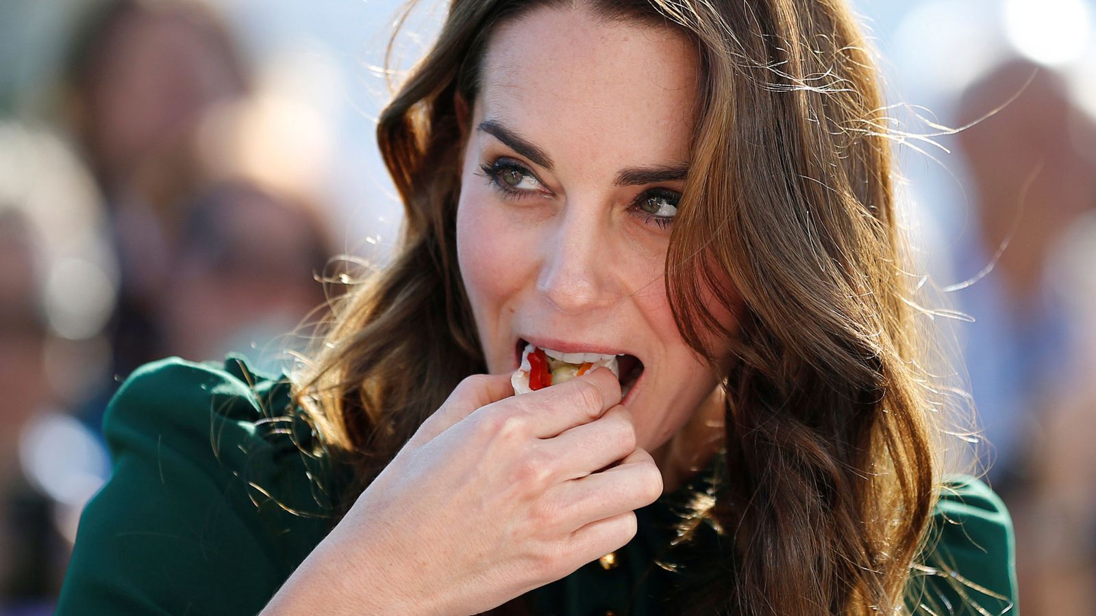 Foto: Kate Middleton tomando una pieza de sushi en un evento, ¿sabrá que contiene azúcar? (Foto: Reuters)
