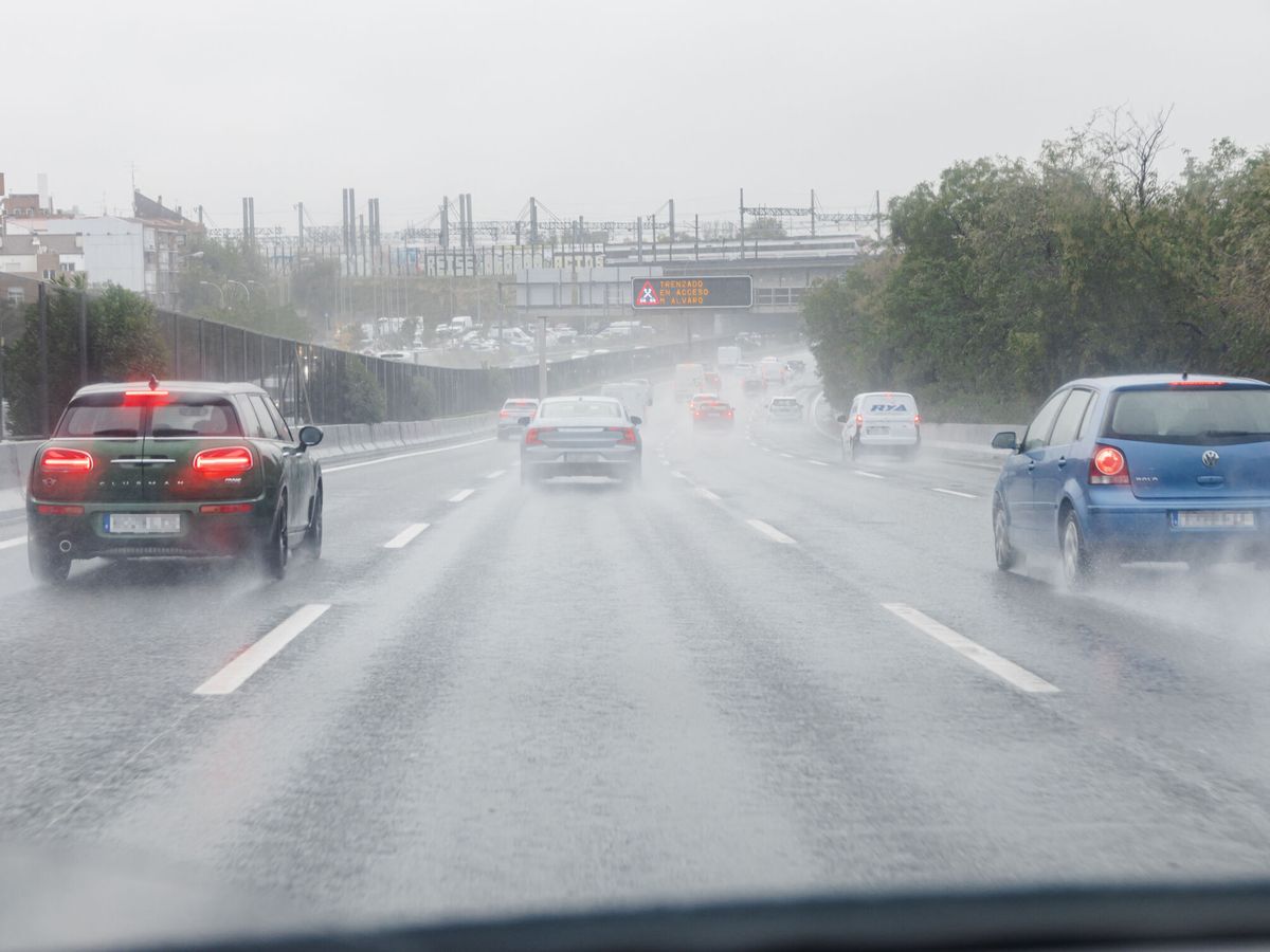 Foto: Según la DGT, la lluvia aumenta la posibilidad de sufrir un accidente hasta un 70%. (Europa Press/Carlos Luján)