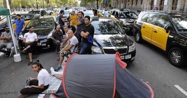Foto: arios taxistas ocupan la Gran Vía de Barcelona con sus coches durante la huelga indefinida. (EFE)