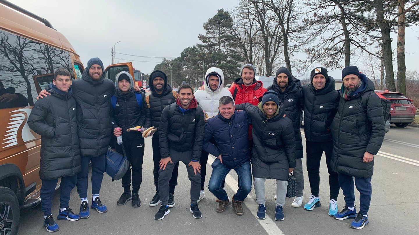 Izan y el resto de extranjeros del FC Dnipro justo al cruzar la frontera de Rumanía. (Cedida)