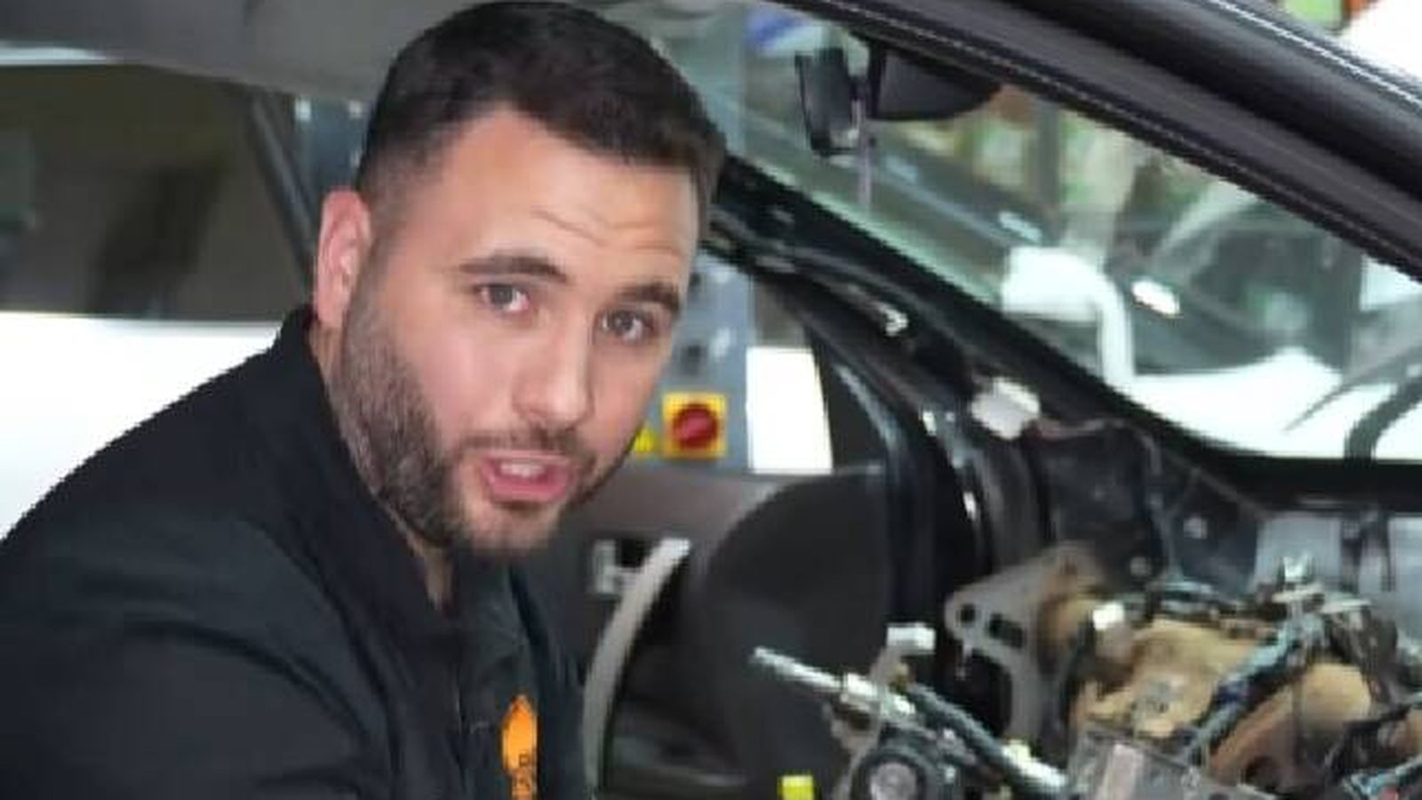 Juan José Ebenezer, mecánico: "Mucho cuidado con la luz del aceite, cuando es roja rápidamente paramos el coche, nos lo podemos cargar"