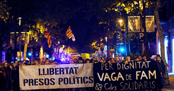 Foto: Activistas de los CDR cortan la Diagonal de Barcelona. (EFE)