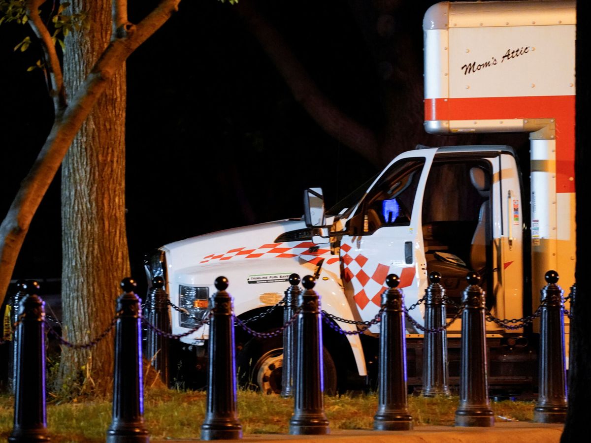 Foto: El camión accidentado cerca de la Casa Blanca. (Reuters/Nathan Howard)