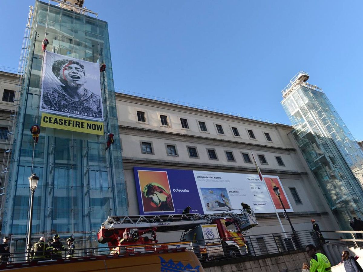 Foto: La pancarta desplegada en el Reina Sofía. (EFE/Greenpeace)