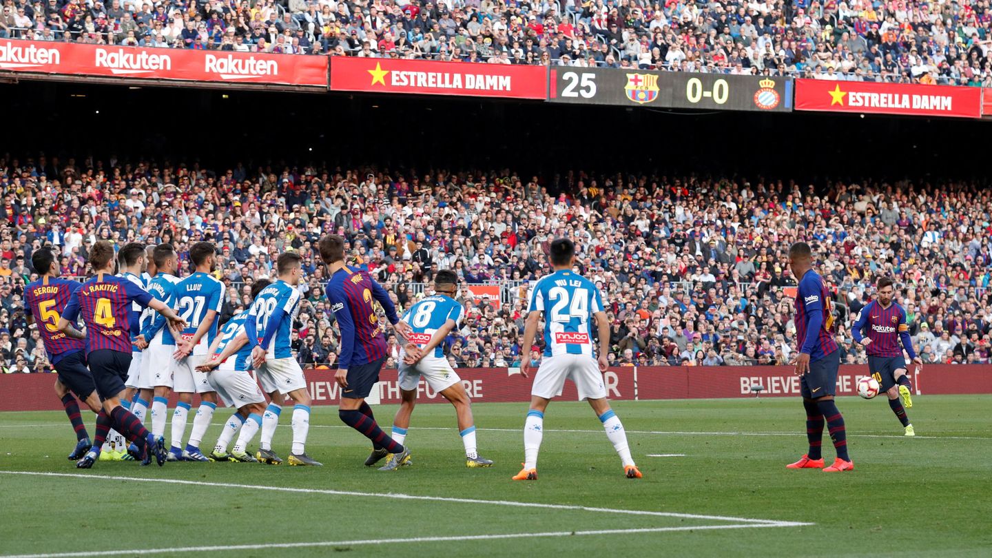 El lanzamiento de falta de Messi para marcar el primer gol del Barcelona-Espanyol. (Reuters)