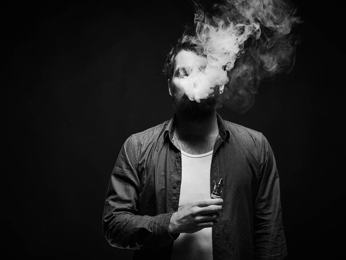 Foto: Un fumador usa un vapeador. Imagen de archivo