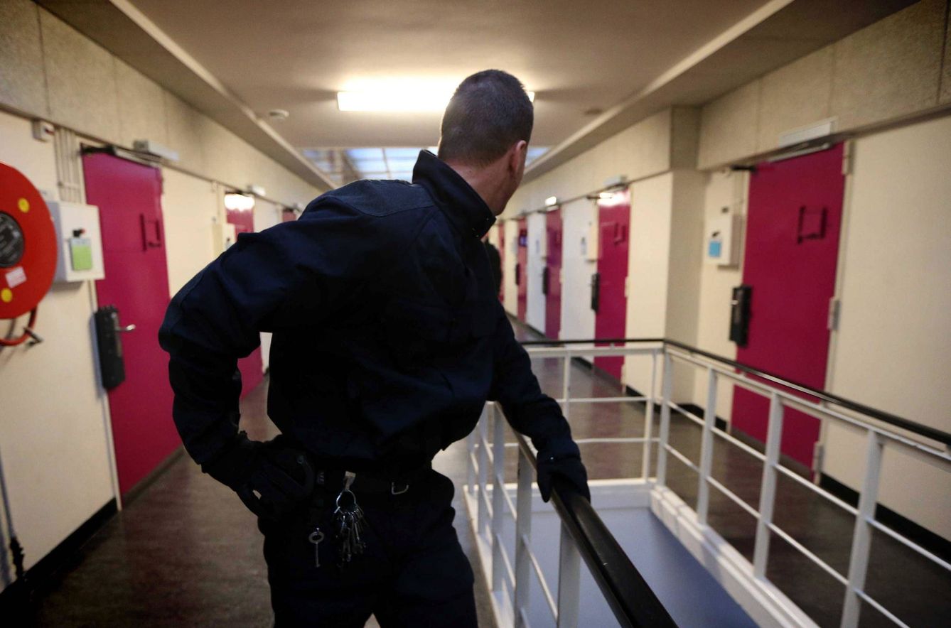 Un carcelero vigila en un pasillo de la prisión Norgerhaven de Veenhuizen, Holanda. (EFE)