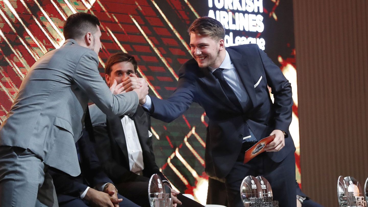 Doncic también recibió el premio al mejor joven de la Euroliga. (EFE)