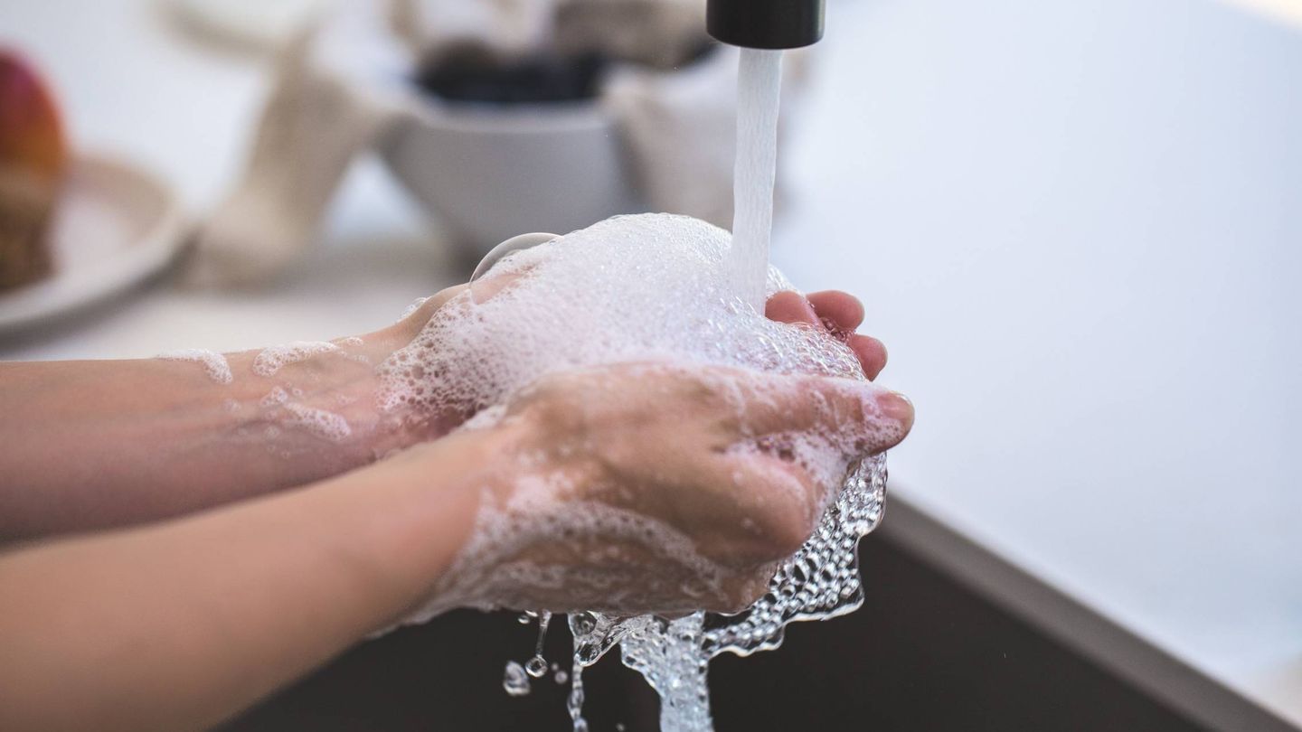 Es importante lavarse las manos con jabón después de utilizar lejía. (Pexels)