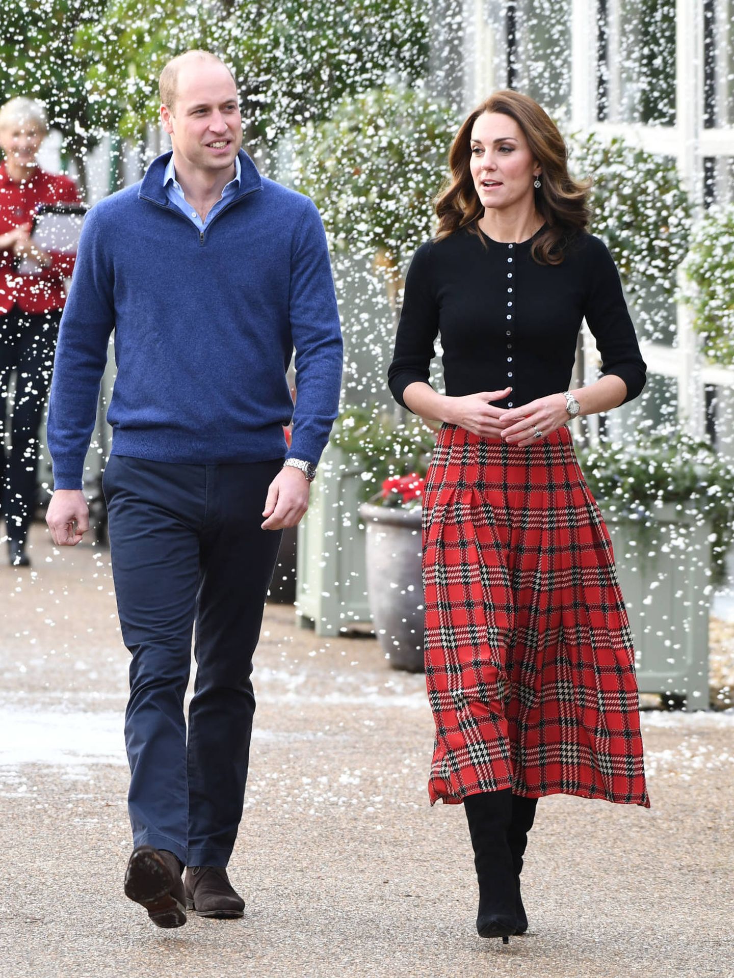 Kate Middleton, con falda plisada de tablas y estampado tartán junto al príncipe Guillermo. (Getty)