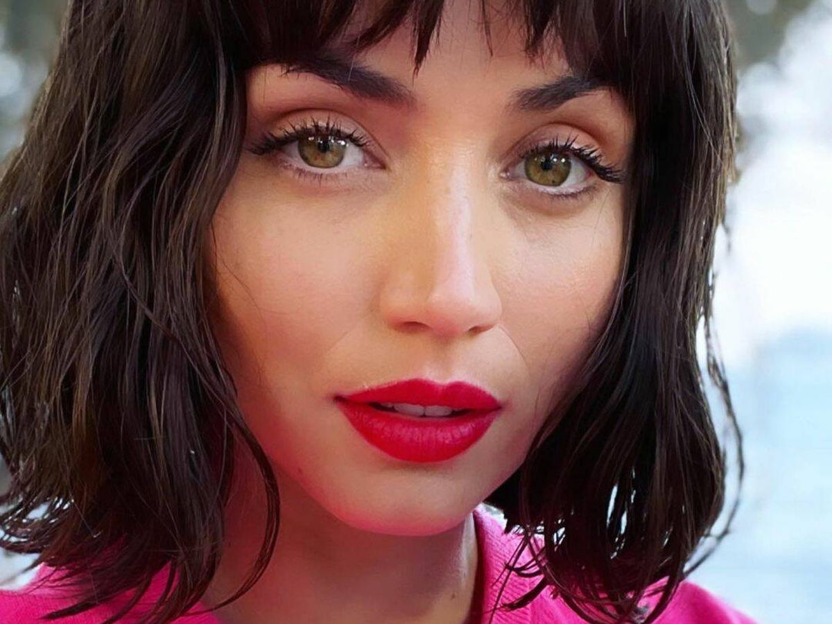 Foto: Ana de Armas siempre se atreve a innovar con su look beauty y los labios rojos son uno de sus fetiches. (Instagram @ana_d_armas)