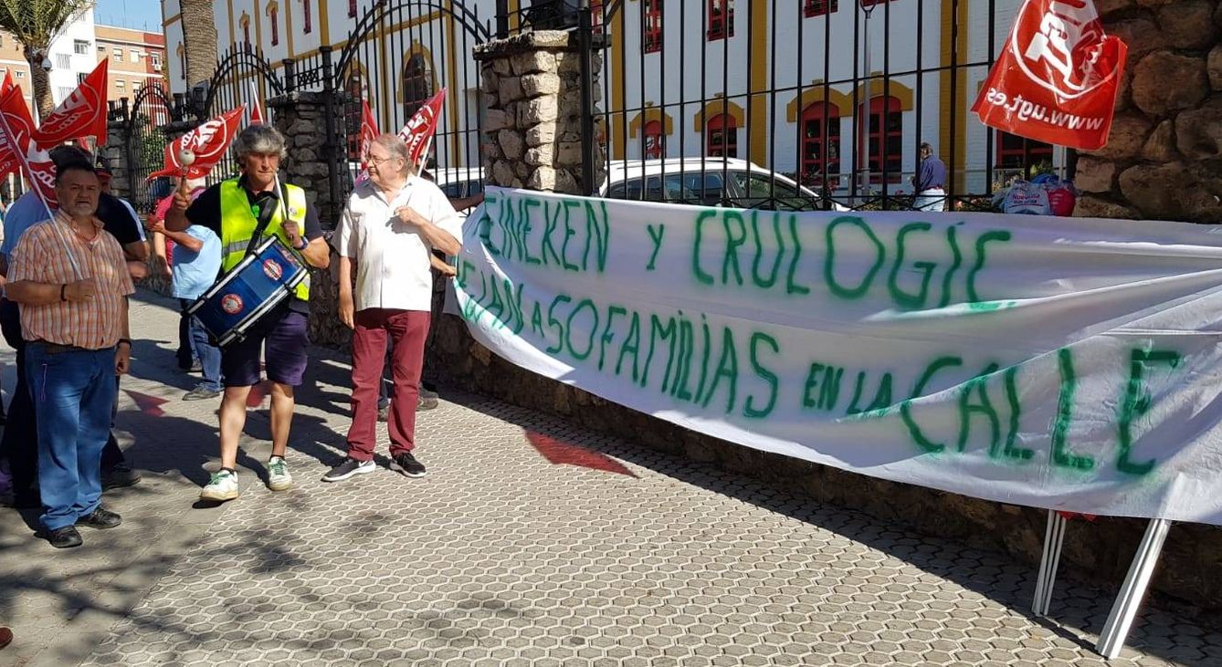 Manifestación a las puertas de Heineken en Sevilla. (UGT)