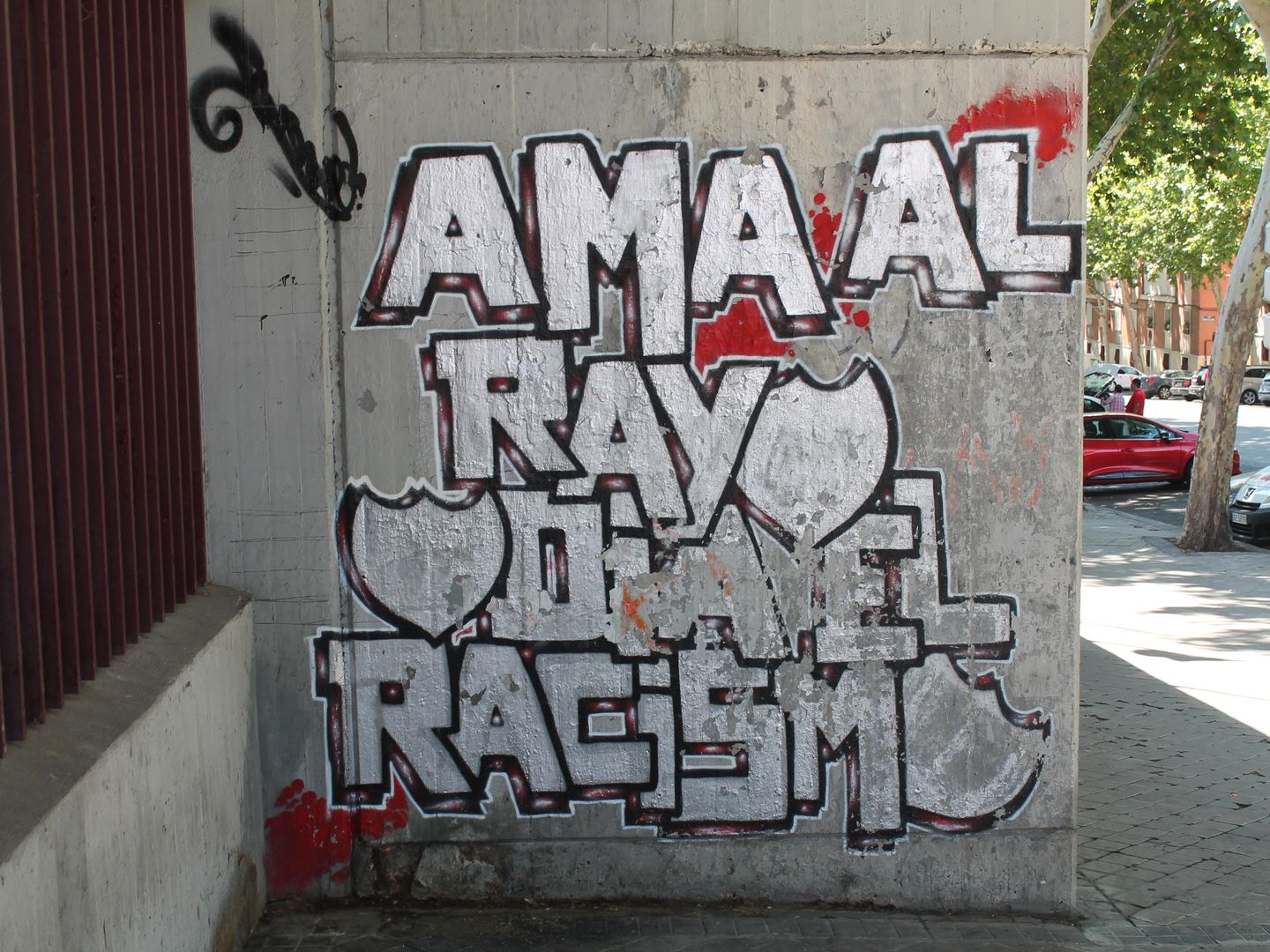 'Ama al Rayo', rezan las paredes de Vallecas (Noemí López Trujillo y Mamen Hidalgo)