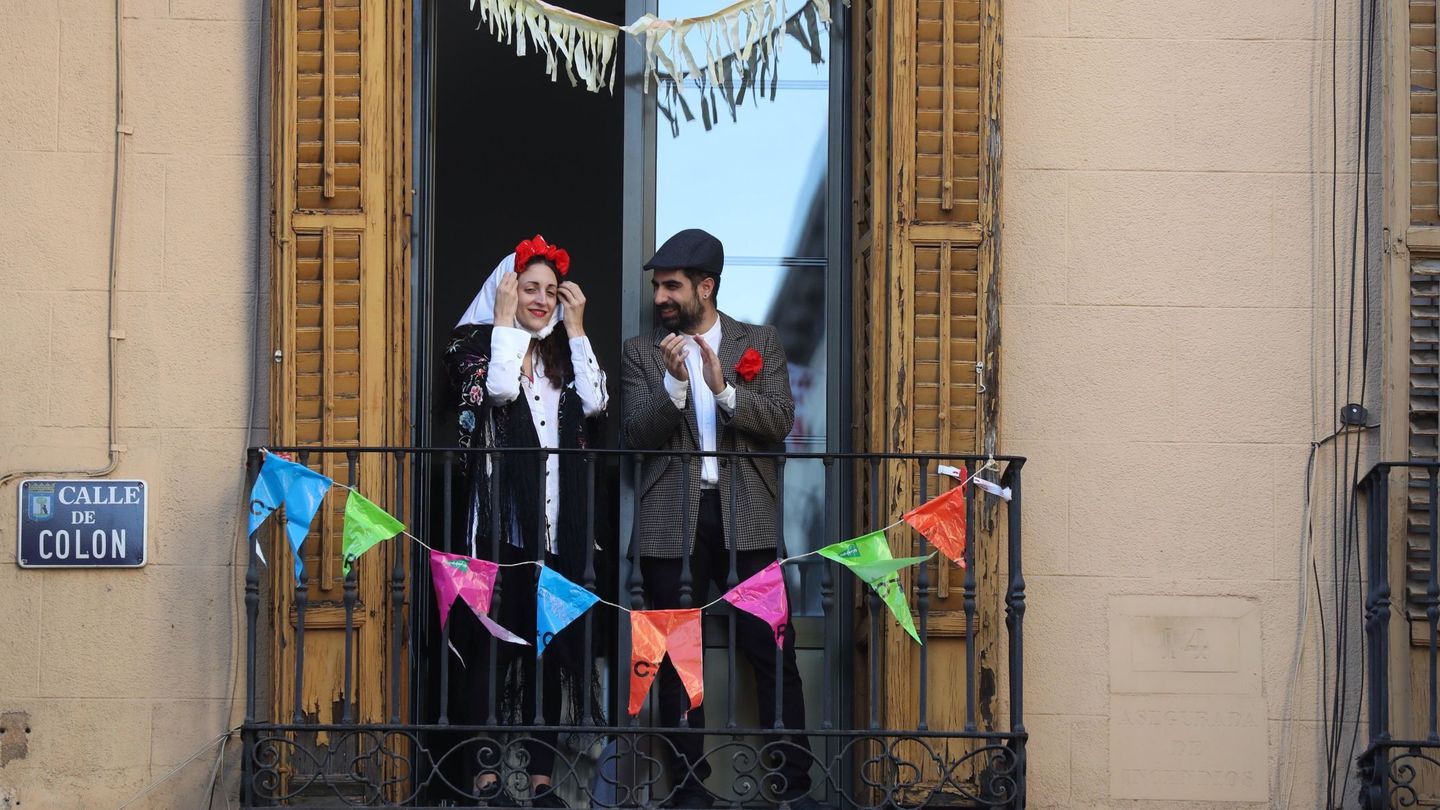 Vecinos de Madrid celebran desde el balcón el 2 de mayo.  (EFE/Kiko Huesca)