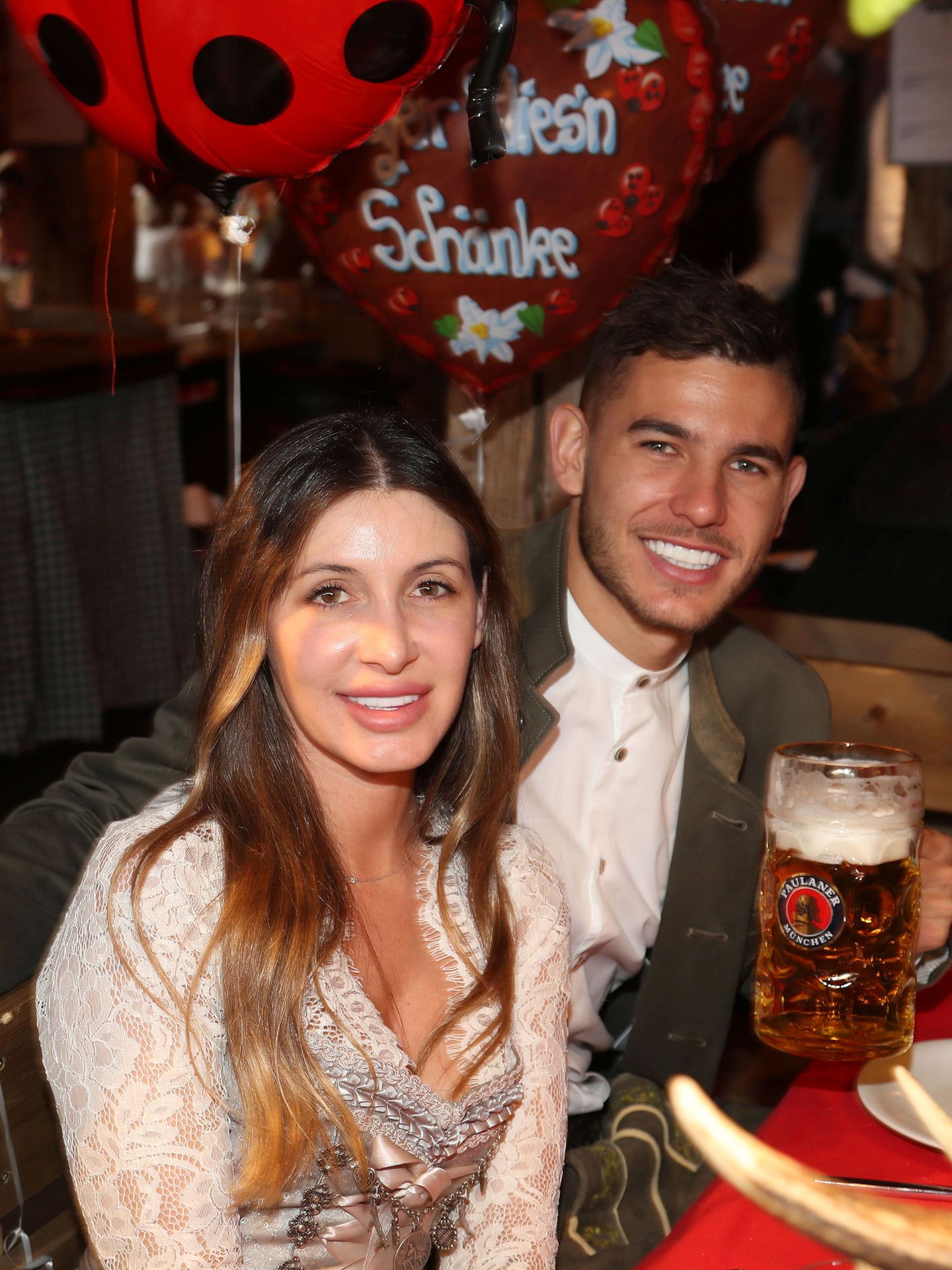 Lucas Hernandez, con Amelia Lorente en la fiesta de Oktoberfest. (Reuters/Pool/Stefan Matzke)