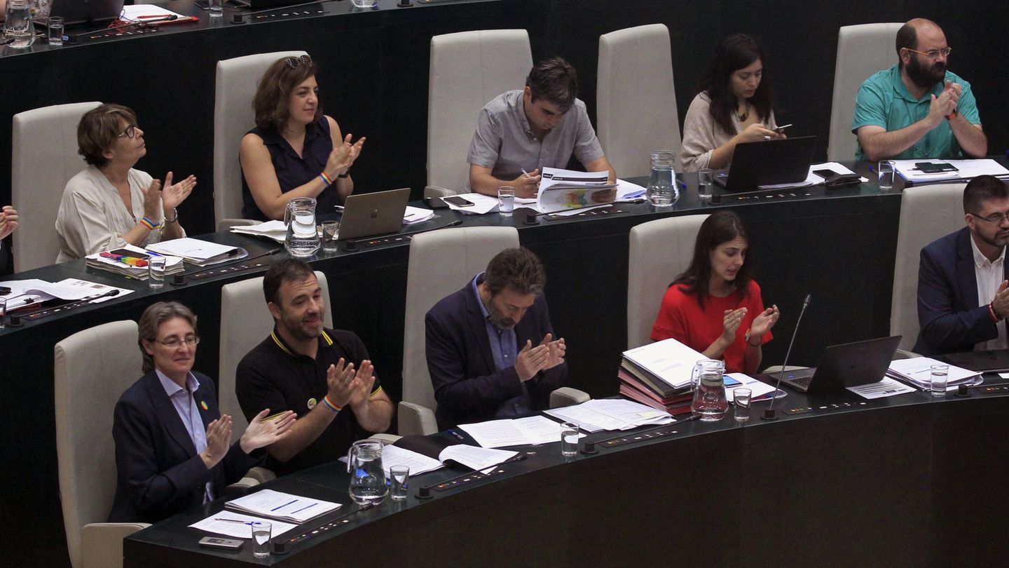 Los concejales de Ahora Madrid, en el pleno del ayuntamiento. (EFE)