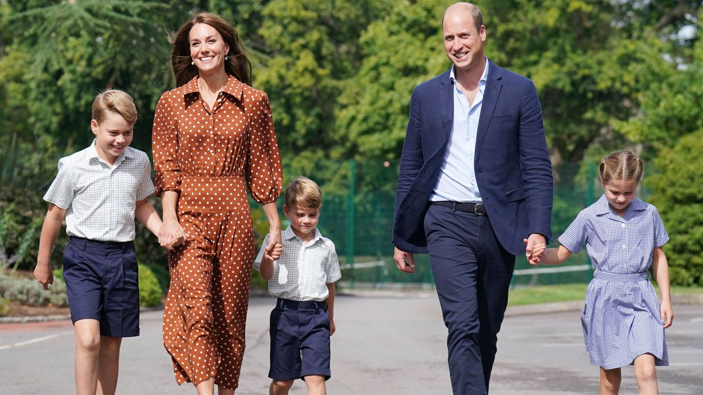 Los duques de Cambridge y sus hijos acuden a una reunión de bienvenida el día anterior a que comiencen las clases. (Reuters/Pool/Jonathan Brady)