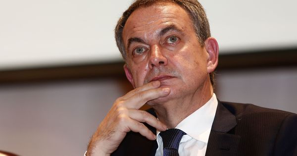 Foto: El expresidente del Gobierno español José Luis Rodríguez Zapatero habla con medios antes de dar una conferencia en Quito. (EFE)