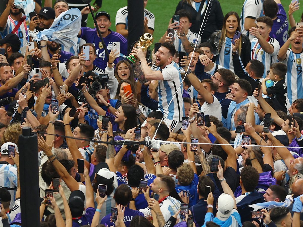 Foto: Messi celebra la victoria en el Mundial. (Reuters/Molly Darlington)
