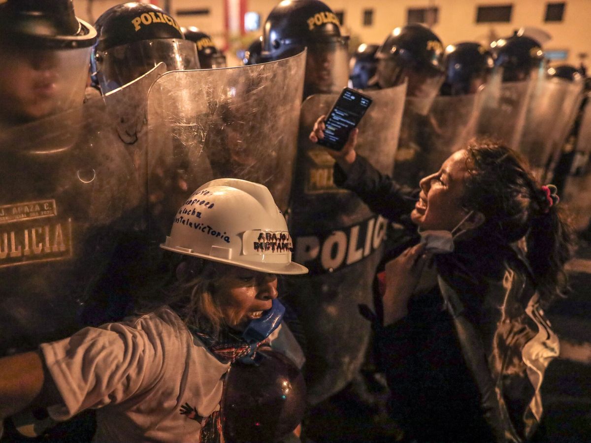 Foto: La policía se enfrenta con manifestantes durante protestas en las que reclaman la renuncia de la presidenta Dina Boluarte y el cierre del Congreso, en Lima (Perú). (EFE/Aldair Mejia)