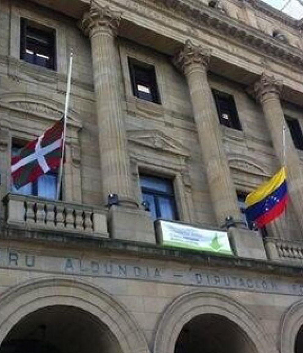 Foto: Bildu coloca una bandera venezolana a media asta en la Diputación de Guipúzcoa