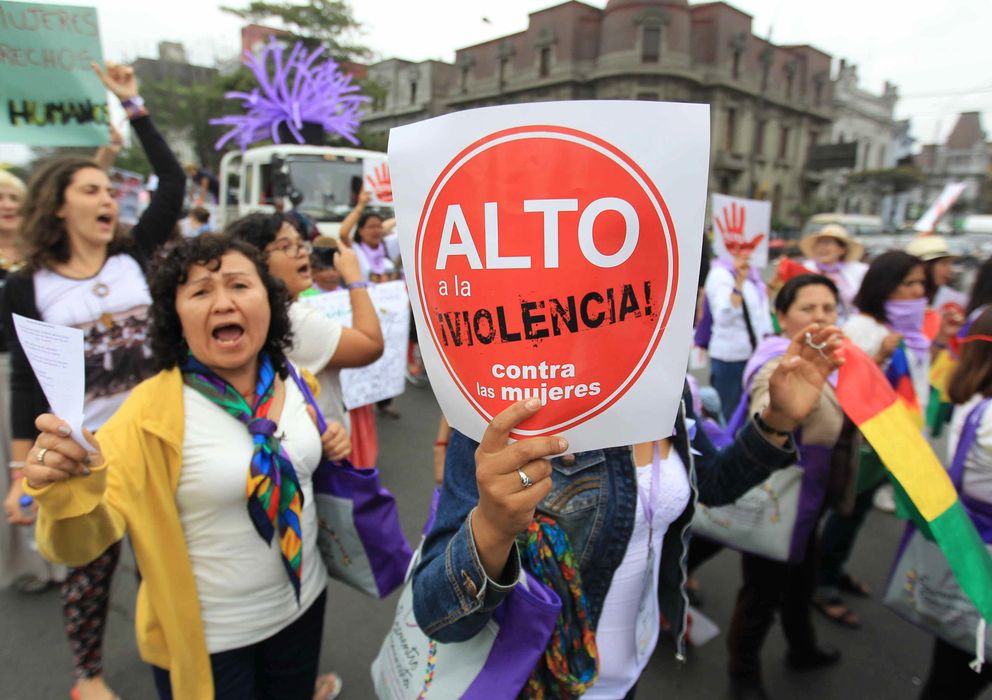 Foto: Un grupo de mujeres participa en una protesta contra la violencia de género. (EFE)