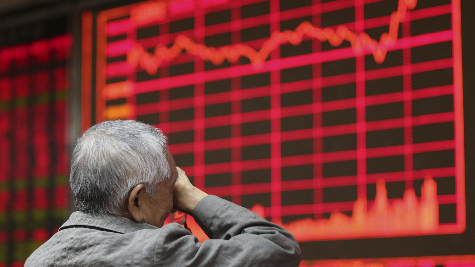Foto: Un inversor observa la información bursátil en la pantalla de una oficina de corretaje en Pekín. (EFE)