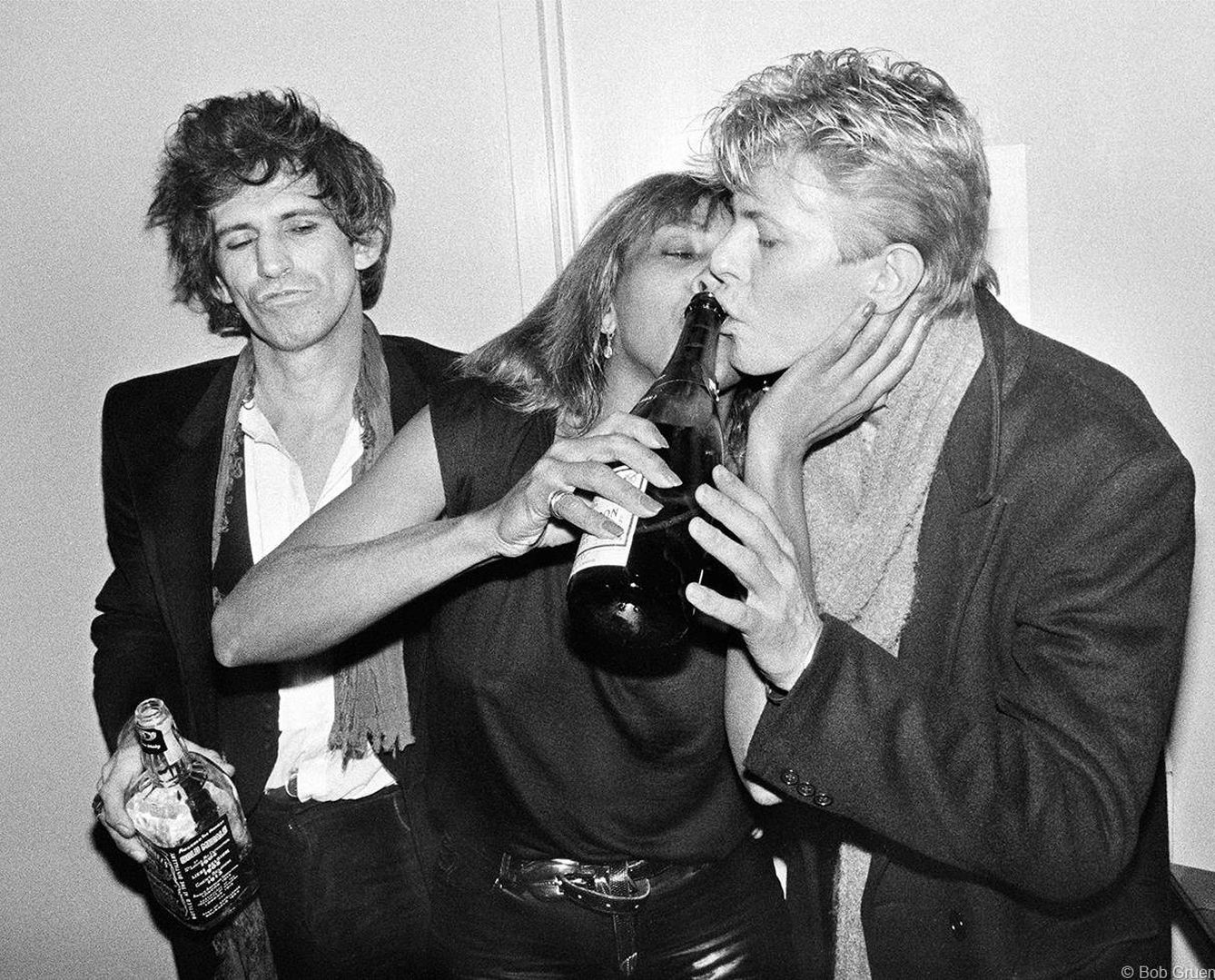 Keith Richards, Tina Turner y David Bowie después del show de Ritz (Bob Gruen); el libro recoge una de las fotos de la sesión.