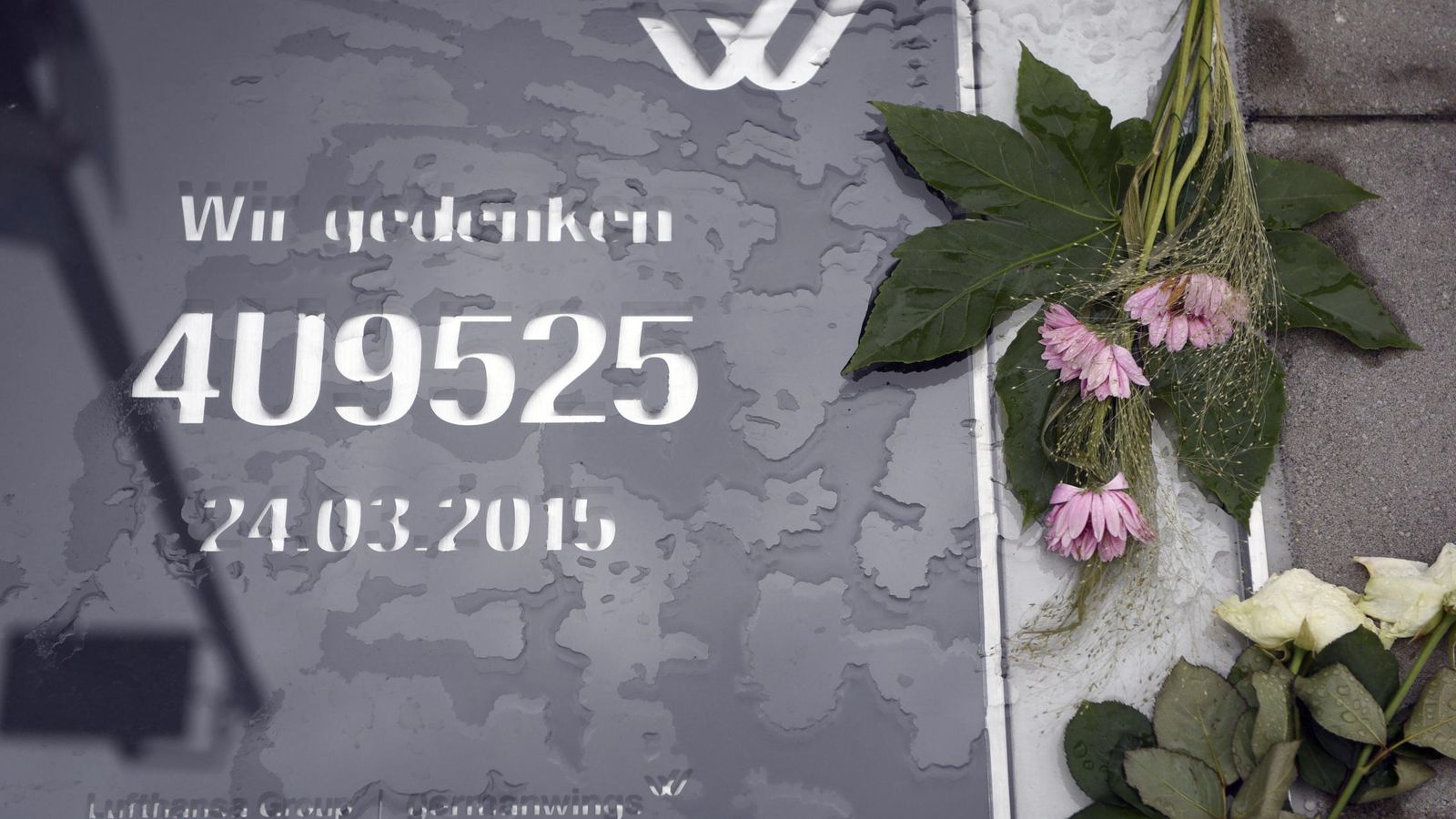 Foto: Placa conmemorativa a las víctimas del siniestro del vuelo 4U9525 de Germanwings, en la sede de la compañía en Colonia, Alemania (EFE)