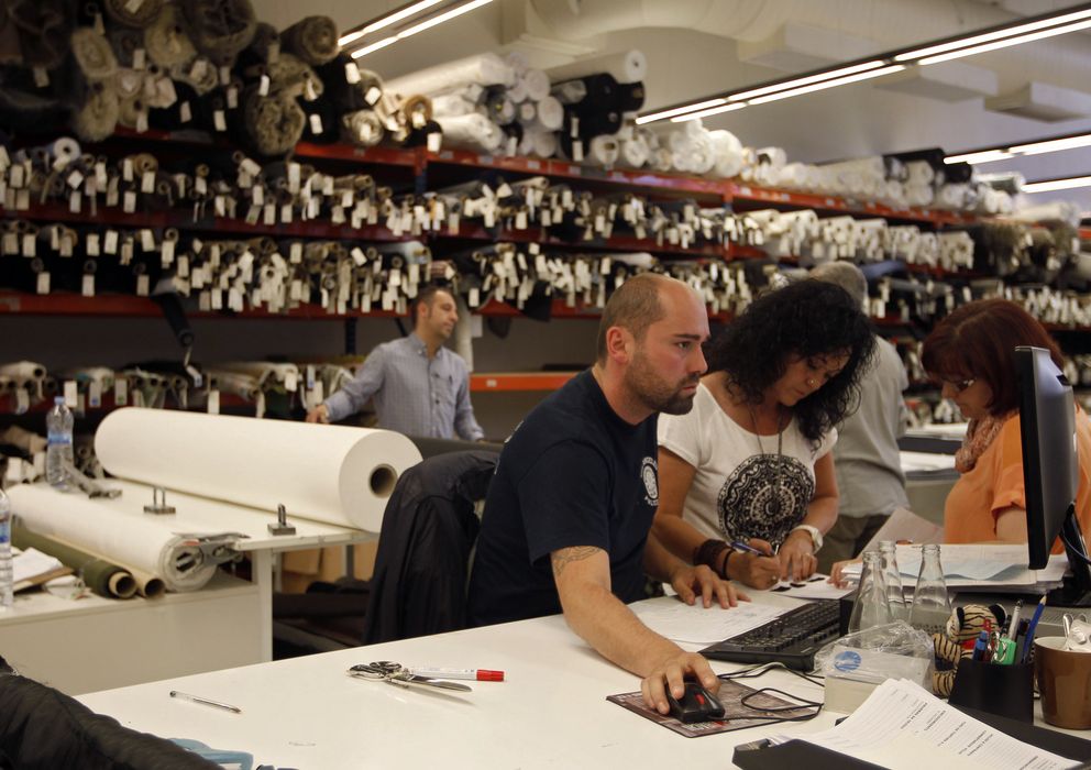 Foto: Empleados de un taller textil en Barcelona. (Reuters)