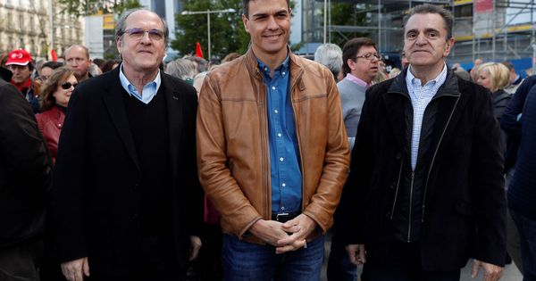 Foto: Pedro Sánchez, flanqueado por Ángel Gabilondo y José Manuel Franco, en la última manifestación del Primero de Mayo, en Madrid. (EFE)