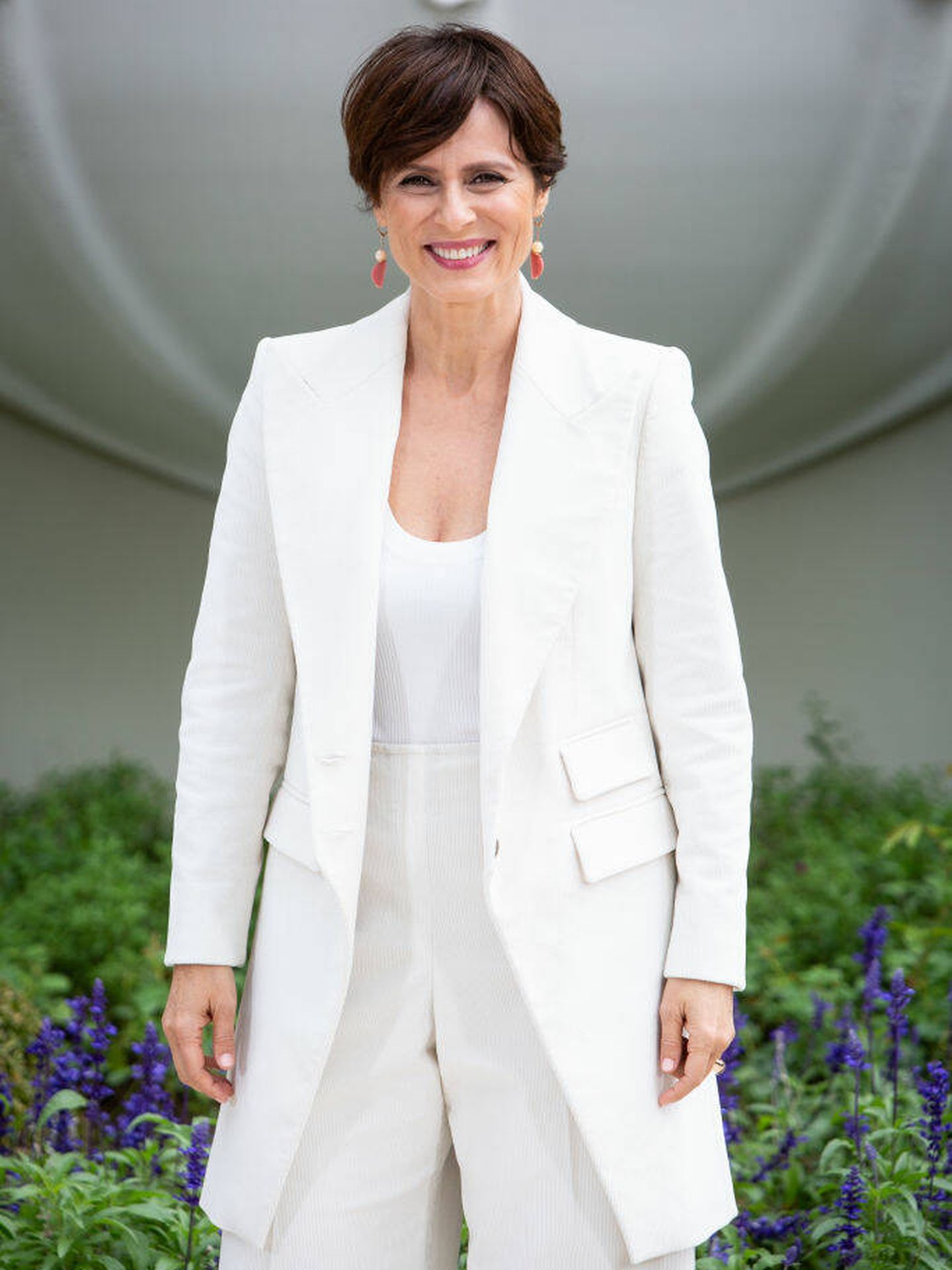 Aitana Sánchez-Gijón, con traje sastre blanco en Venecia 2021. (Getty)