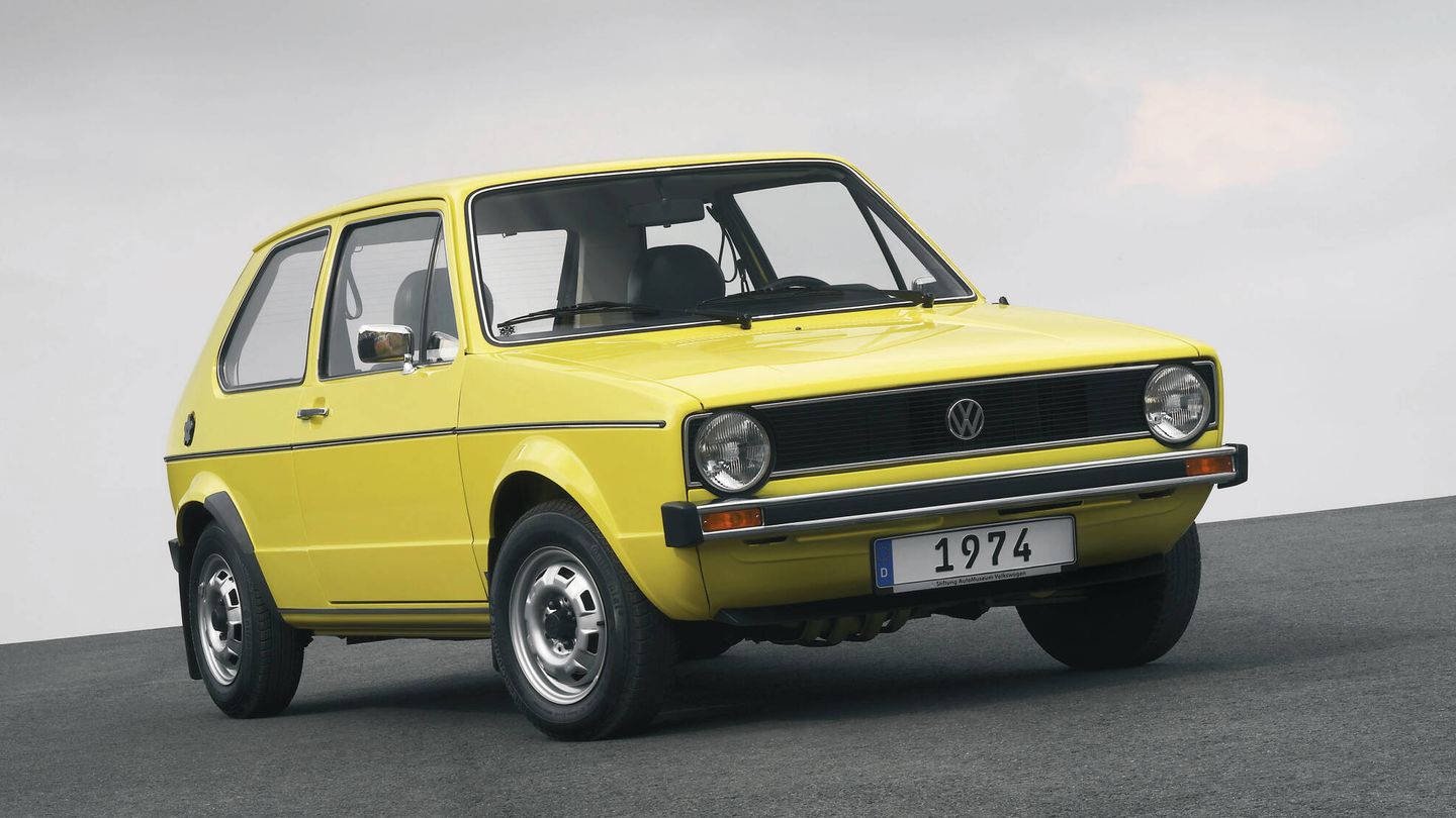 El primer Golf, lanzado en 1974, nunca llegó a ser líder de ventas europeo, pero contribuyó a hacer del coche alemán un mito, del que se han beneficiado las siguientes siete generaciones.