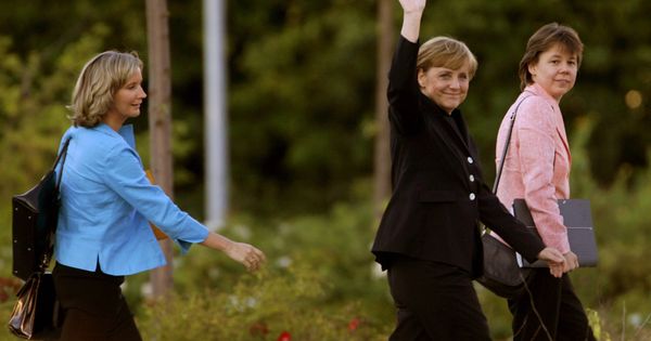 Foto: Angela Merkel junto a su asesora Beate Baumann (derecha) y su portavoz Eva Christiansen (izquierda), en 2005. (Reuters)