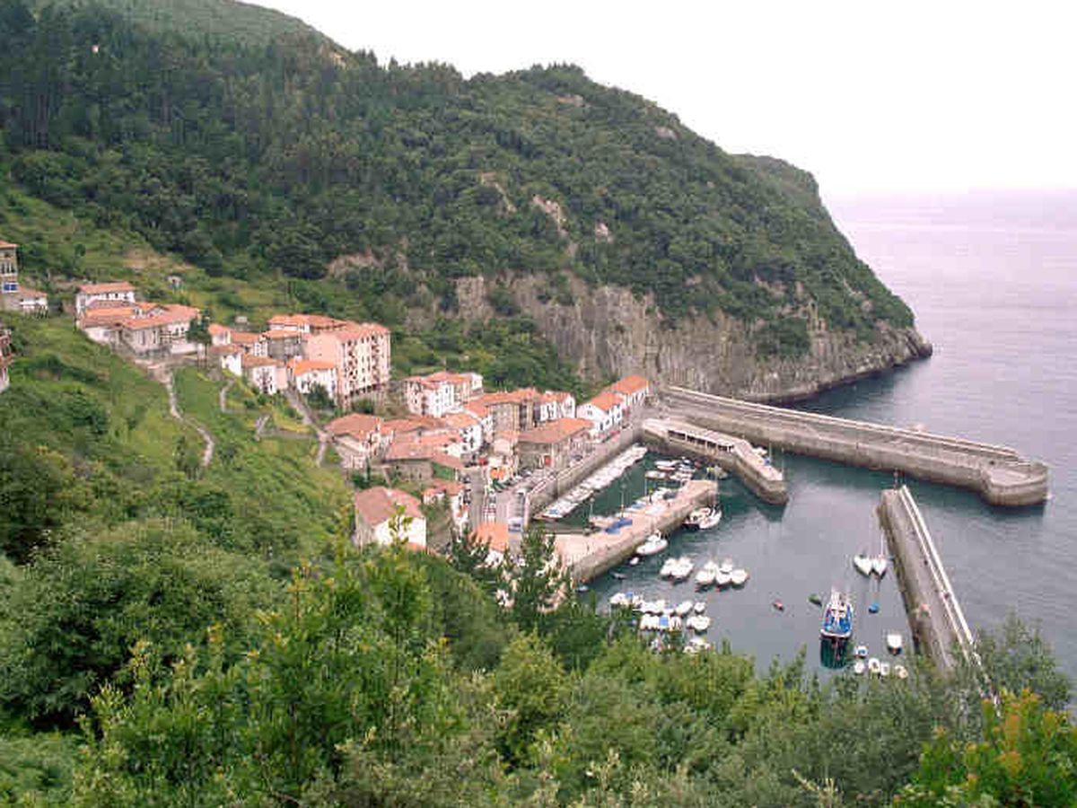 Foto: Vista de la localidad vizcaína de Elantxobe. (Jsanchezes, Wikipedia)
