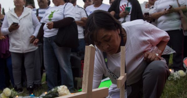 Foto: Una mujer coloca velas y cruces por las víctimas del 'monstruo de Ecatepec' y para exigir justicia por los asesinatos de mujeres, el 7 de octubre de 2018. (Reuters)