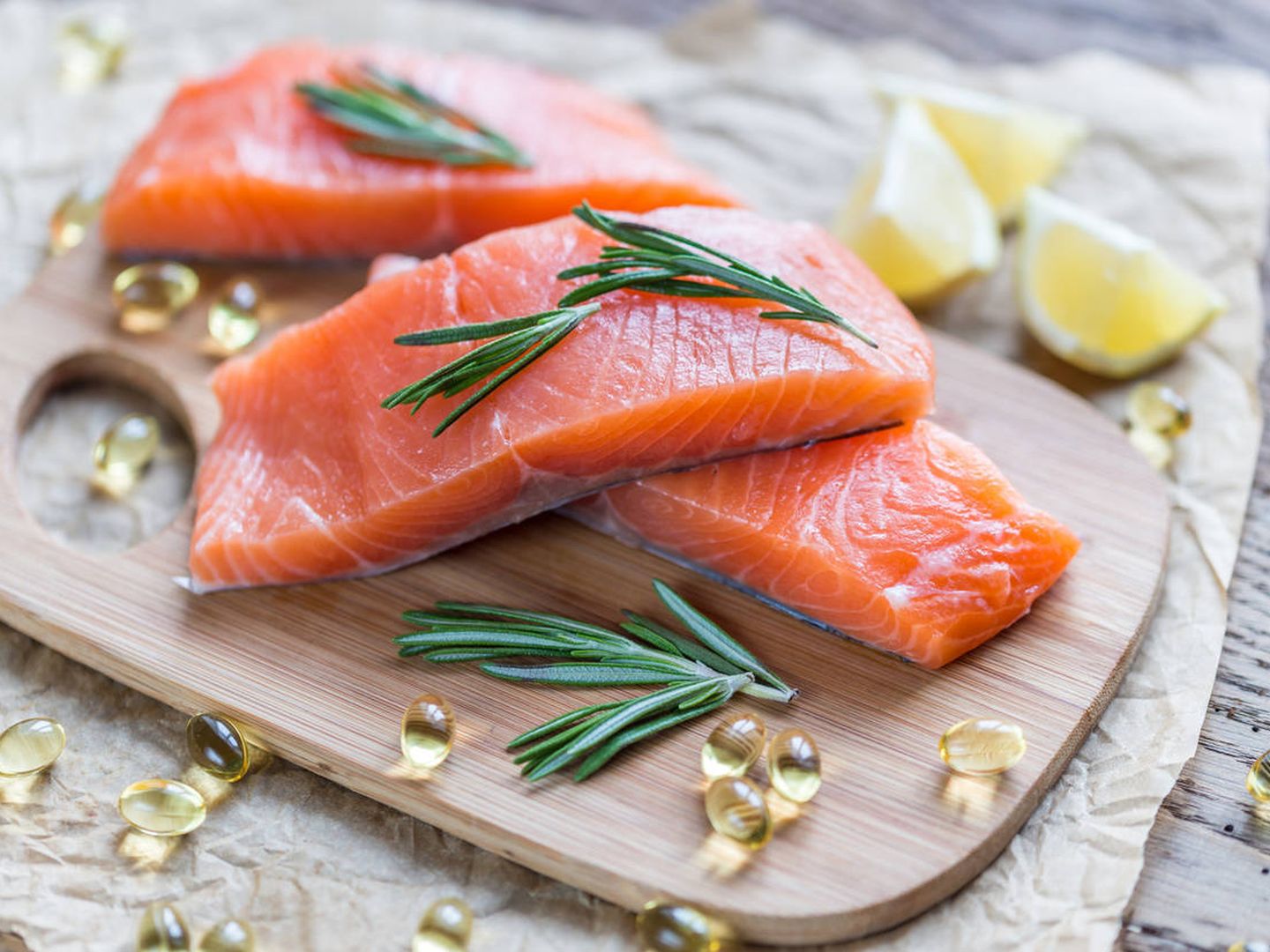 El salmón y otros pescados ahumados deben cocinarse