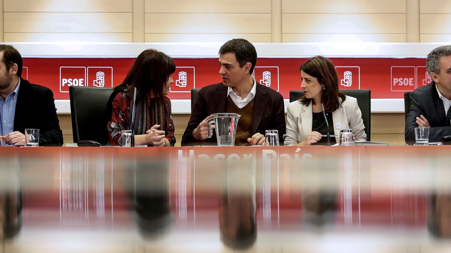 Pedro Sánchez, junto a Cristina Narbona y Adriana Lastra, este 12 de marzo en la reunión de la permanente de la ejecutiva federal, en Ferraz. (EFE)