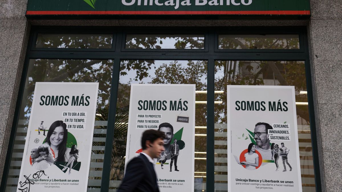 Unicaja tantea a un directivo de Santander como nuevo jefe de negocio
