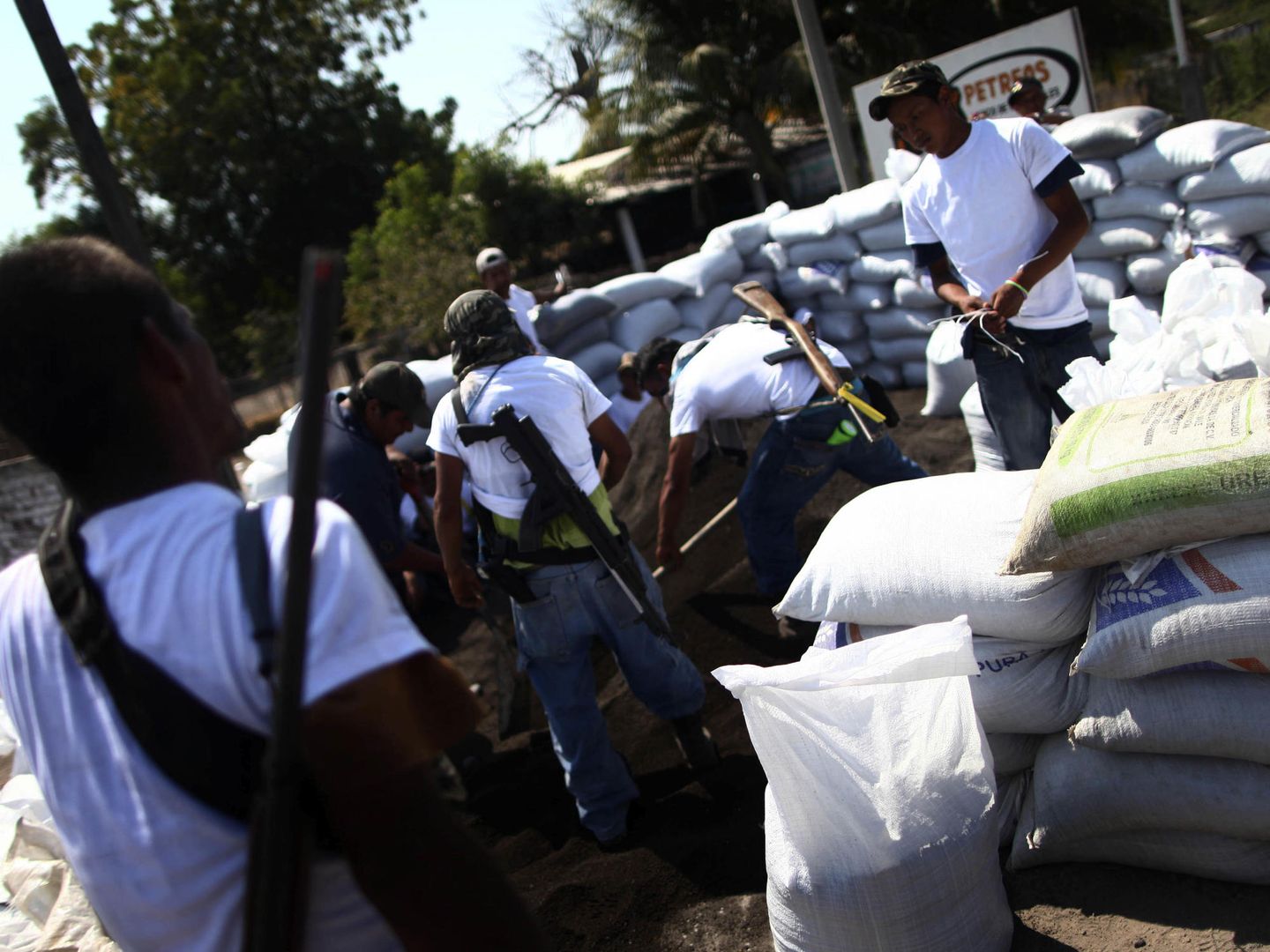 Miembros de las autodefensas construyen barricadas en Apatzingan (Reuters).