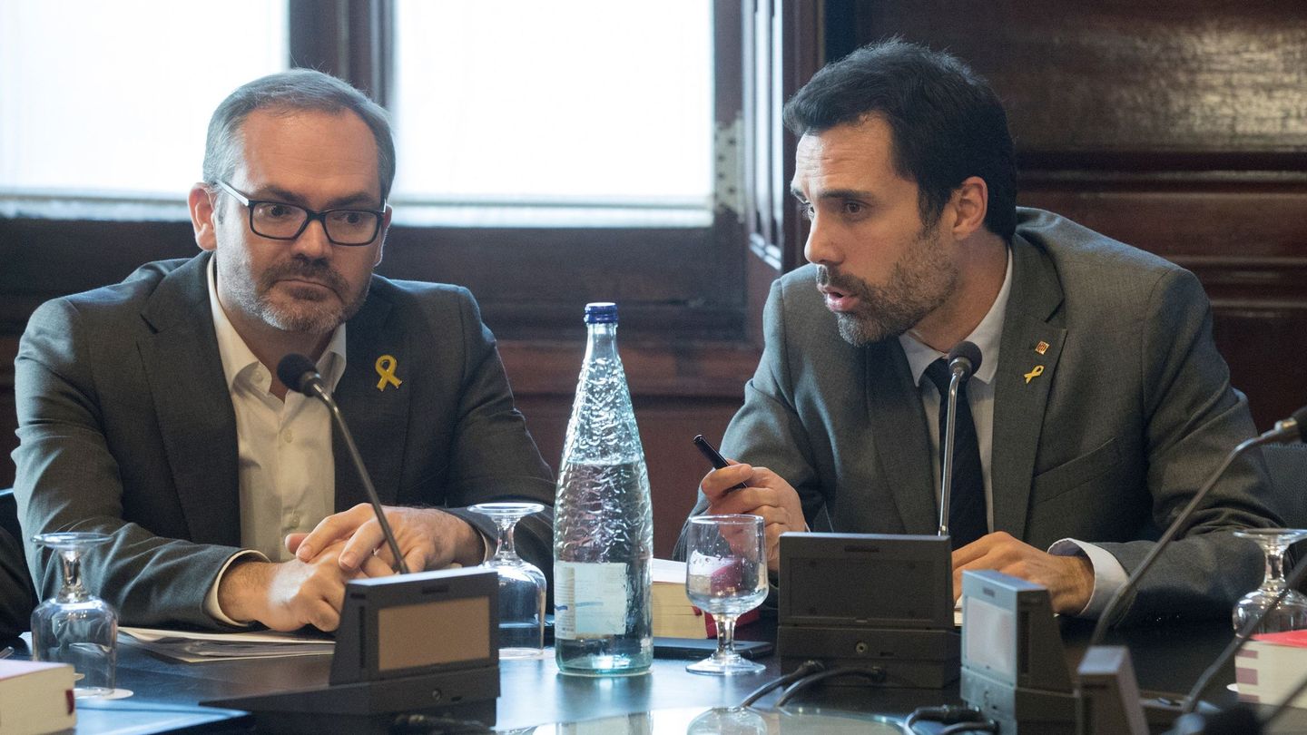 El presidente de la Cámara catalana, Roger Torrent (d), junto a Josep Costa. (EFE)