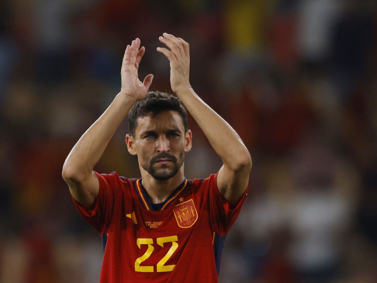 Foto: Jesús Navas aplaude a la afición tras el partido entre España y Escocia. (Reuters/Marcelo Del Pozo)