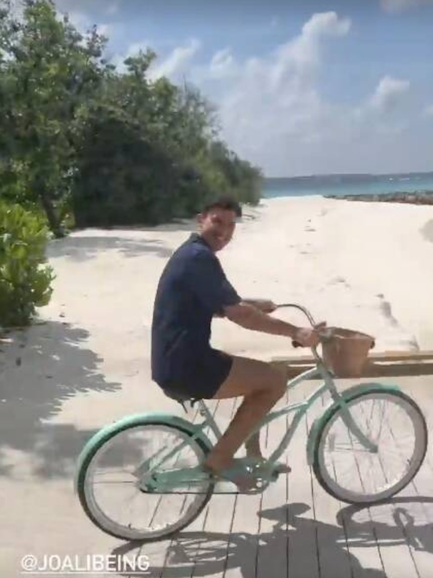 El actor, disfrutando en las Maldivas. (Instagram @alexgonzalexact)