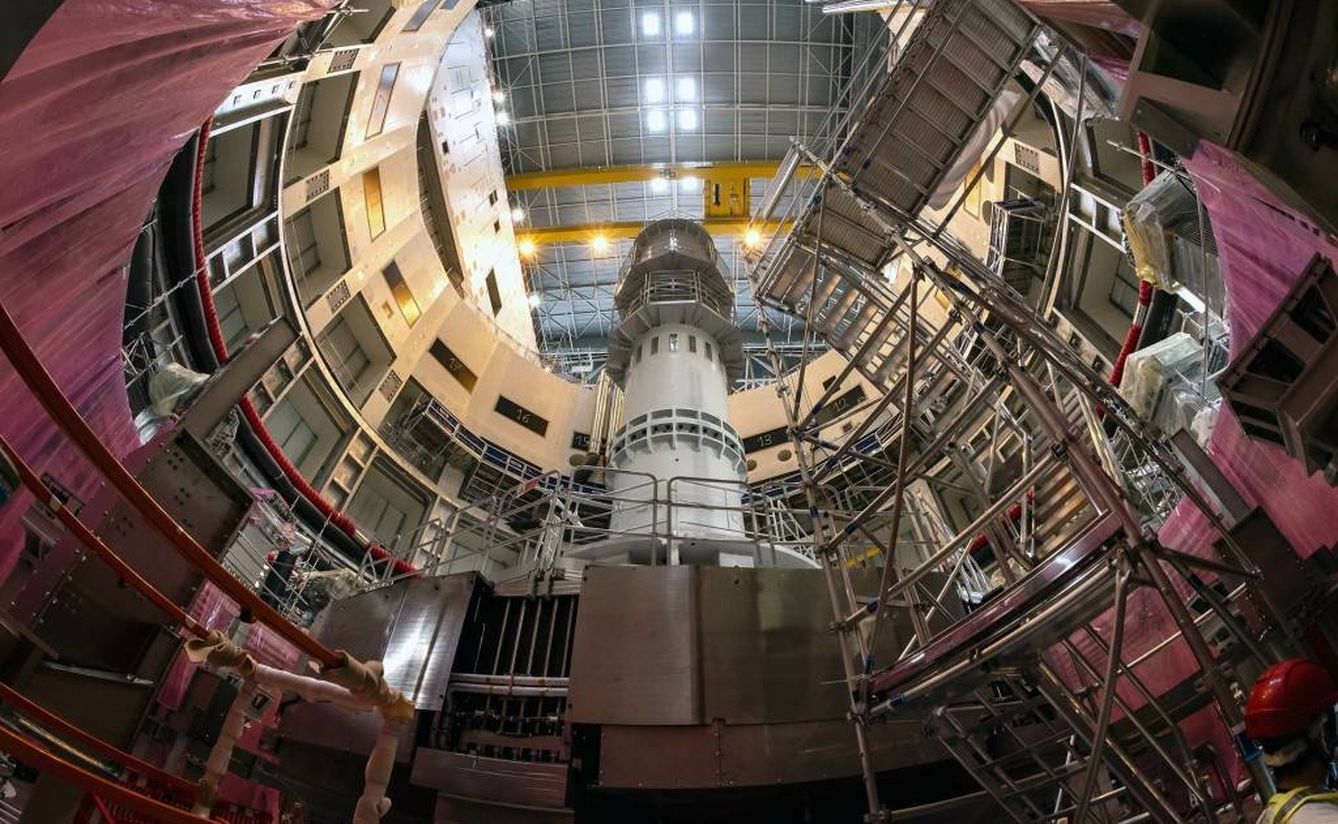 La columna central del tokamak en el pozo del reactor ITER