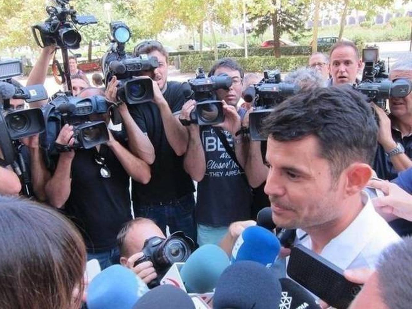 Javier Sánchez, rodeado de medios de comunicación. (Cordon Press)