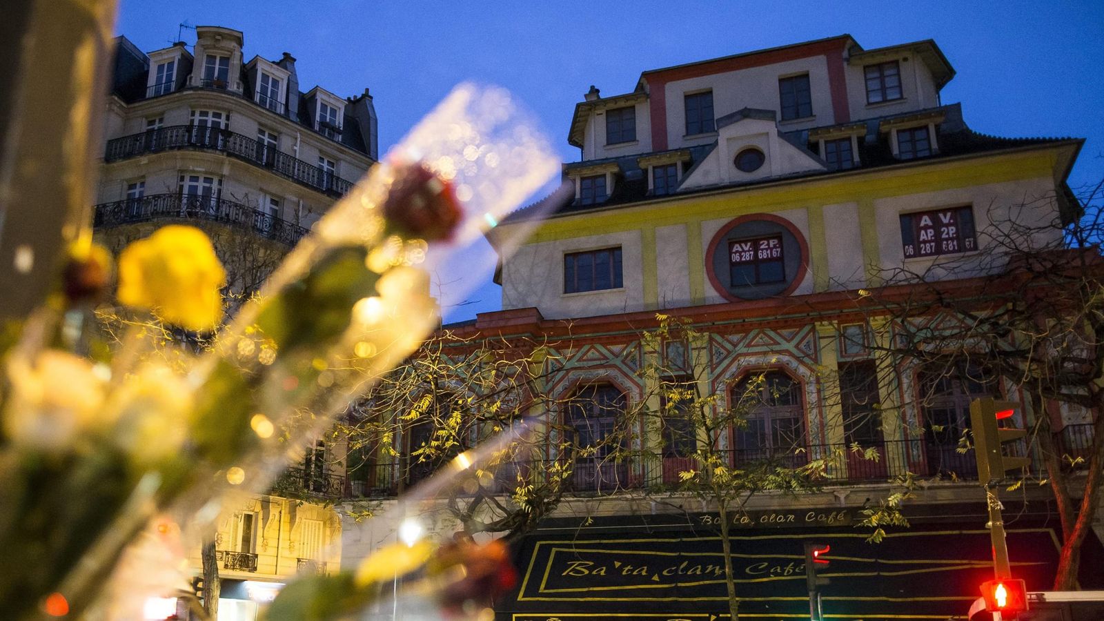 Foto: Vista de las flores y los mensajes depositados en la avenida junto a la sala de conciertos Bataclan en París. (Efe)