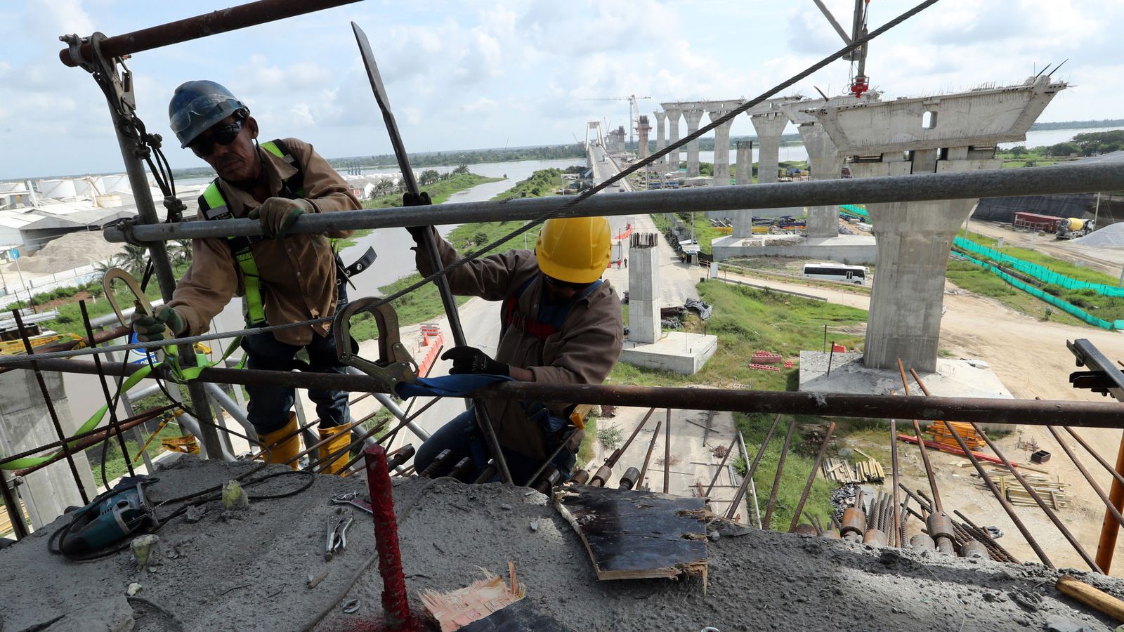 Foto: Trabajadores del sector de la construcción (Efe)