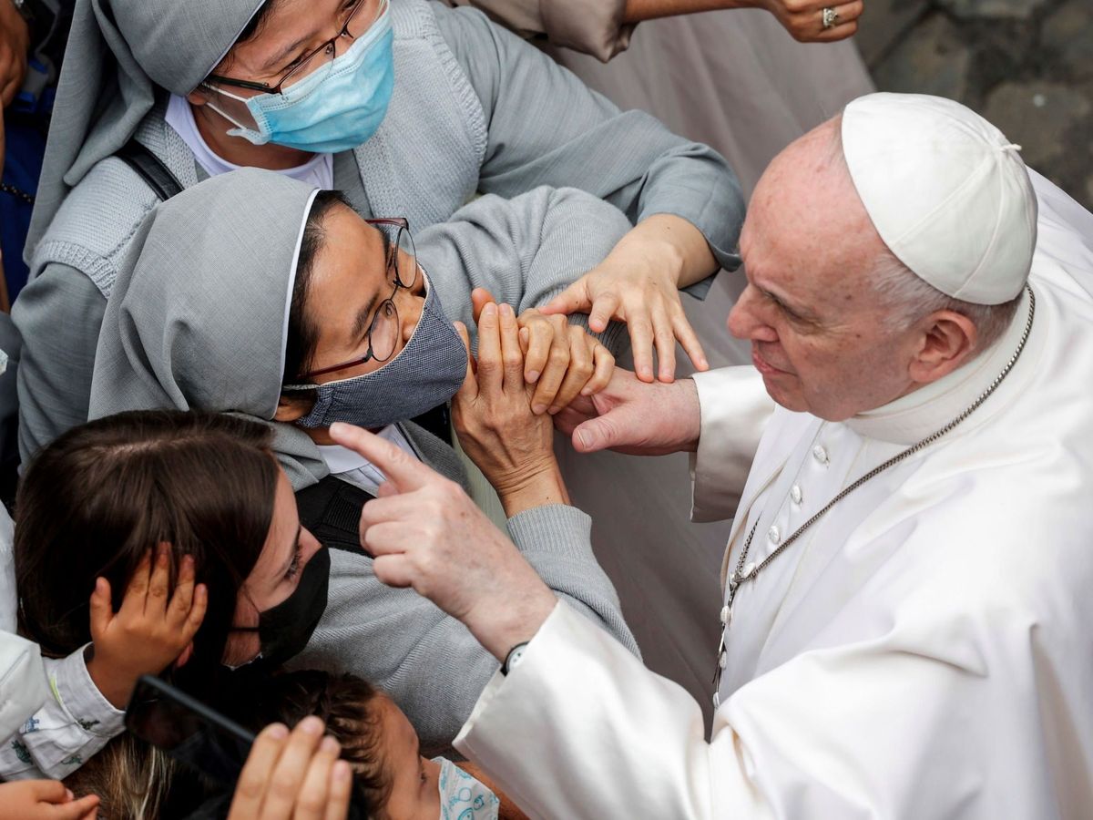 Foto: El Papa saluda a unas monjas en una imagen de prinicpios de junio. (EFE)